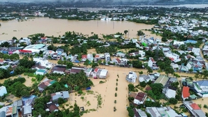 Hết lòng cứu dân trong lũ dữ