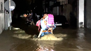 Lực lượng c&#244;ng an Kh&#225;nh H&#242;a cứu hơn 1.000 người trong mưa lũ