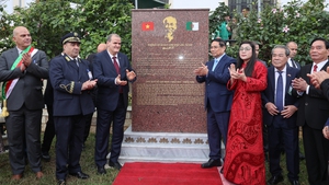 Kh&#225;nh th&#224;nh bia tưởng niệm về th&#226;n thế, sự nghiệp của Chủ tịch Hồ Ch&#237; Minh