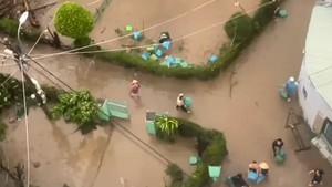 Trực thăng Trung đo&#224;n 917, Sư đo&#224;n 370 thả h&#224;ng cứu trợ nh&#226;n d&#226;n