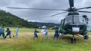 Tiếp tục điều động trực thăng đưa nhu yếu phẩm tới v&#249;ng ngập lụt