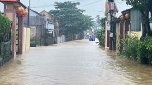 “Rốn lũ” Lệ Thuỷ - Quảng Trị ngập nặng sau mưa lớn, hơn 28.000 học sinh to&#224;n tỉnh phải nghỉ học