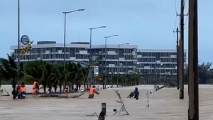 X&#250;c động h&#236;nh ảnh lực lượng cứu hộ kịp thời ứng cứu 2 người d&#226;n giữa d&#242;ng nước lũ