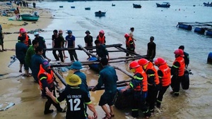 Chùm ảnh: Người dân miền Trung hối hả ứng phó bão số 13 (Kalmaegi)