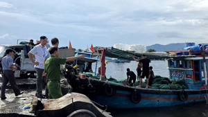 L&#227;nh đạo phường Nha Trang, tỉnh Kh&#225;nh Ho&#224; k&#234;u gọi t&#224;u thuyền tr&#225;nh b&#227;o số 13