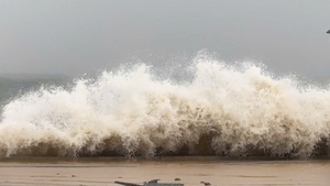 B&#227;o số 13 tiệm cận đất liền, Gia Lai mưa to, gi&#243; giật mạnh, s&#243;ng biển dữ dội