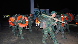 Chùm ảnh: Lực lượng vũ trang hỗ trợ các địa bàn trọng điểm ứng phó bão số 13