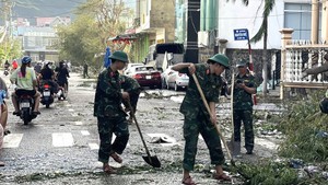 CHÙM ẢNH: Gia Lai khẩn trương ổn định cuộc sống người dân sau bão số 13