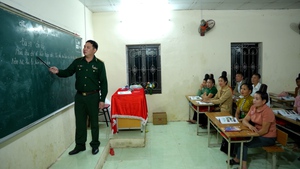 Thầy giáo mang quân hàm xanh