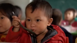 Hỗ trợ học sinh xã biên giới 450.000 đồng ăn trưa và 8kg gạo mỗi tháng