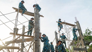 Trung đoàn 910 thần tốc thực hiện 'Chiến dịch Quang Trung', mang mái ấm đến với bà con vùng lũ