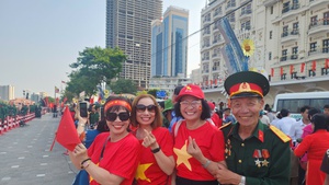 Người dân tại TPHCM rộn ràng chào đón kỷ niệm 50 năm thống nhất đất nước