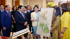 Thủ tướng Phạm Minh Chính cùng Thủ tướng Thái Lan tham quan triển lãm sản phẩm thủ công mỹ nghệ Việt Nam