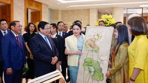 Thủ tướng Phạm Minh Ch&#237;nh c&#249;ng Thủ tướng Th&#225;i Lan tham quan triển l&#227;m c&#225;c sản phẩm thủ c&#244;ng mỹ nghệ của Việt Nam