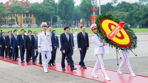 Đo&#224;n đại biểu Văn ph&#242;ng Ch&#237;nh phủ v&#224;o Lăng viếng Chủ tịch Hồ Ch&#237; Minh