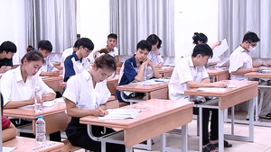 Hơn 1,1 triệu th&#237; sinh ho&#224;n th&#224;nh ng&#224;y đầu thi tốt nghiệp THPT 2025