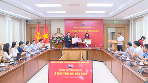 Trao tặng Huy hiệu Đảng 30 năm cho 2 đảng vi&#234;n của Đảng bộ Văn ph&#242;ng Ch&#237;nh phủ