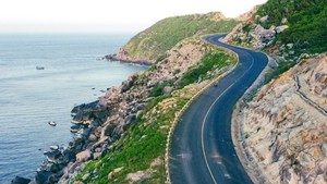 Đẩy nhanh tiến độ đầu tư x&#226;y dựng hệ thống đường bộ ven biển