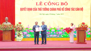 Trao Quyết định giao quyền Bộ trưởng Bộ N&#244;ng nghiệp v&#224; M&#244;i trường