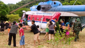 Đồng b&#224;o Tương Dương vỡ o&#224; niềm vui đ&#243;n h&#224;ng cứu trợ từ m&#225;y bay trực thăng