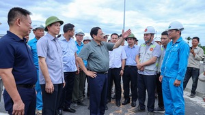 Thủ tướng kiểm tra nhiều dự &#225;n giao th&#244;ng trọng điểm tại tỉnh Quảng Trị