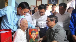 Thủ tướng thăm Mẹ Việt Nam anh h&#249;ng, d&#226;ng hương tại Th&#224;nh cổ Quảng Trị v&#224; Nghĩa trang Đường 9