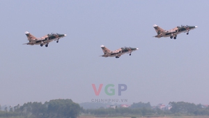 M&#225;y bay Yak-130 gh&#233;p đội h&#236;nh tam gi&#225;c tr&#234;n bầu trời