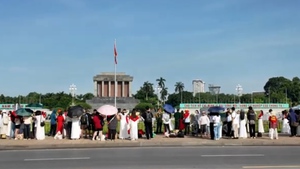 Người d&#226;n h&#225;o hức chụp ảnh tại khu vực Quảng trường Ba Đ&#236;nh trước thềm 2/9