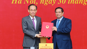 Thủ tướng trao quyết định giao quyền Bộ trưởng Bộ Ngoại giao