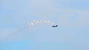 Chùm ảnh: Mãn nhãn màn tiêm kích Su-30MK2 thả đạn nhiễu rực sáng trên bầu trời Thủ đô