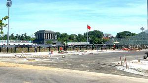Hướng về ng&#224;y lễ lớn: H&#224; Nội gấp r&#250;t ho&#224;n thiện kh&#225;n đ&#224;i tại Quảng trường Ba Đ&#236;nh