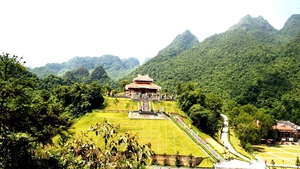 Về P&#225;c B&#243;, nghe non nước kể chuyện về Người