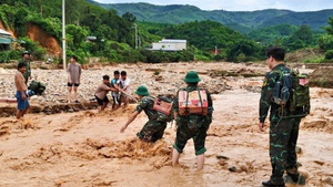 Chùm ảnh: Ấm áp tình quân dân trong vùng lũ