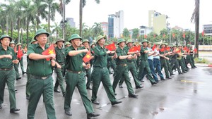 H&#224;o kh&#237; từ những người l&#237;nh trở về Thủ đ&#244; trong ng&#224;y hội lớn