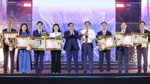 C&#249;ng nhau viết tiếp những trang sử h&#224;o h&#249;ng của d&#226;n tộc