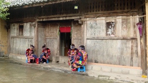Về với nghề th&#234;u trang phục truyền thống của người L&#244; L&#244; Hoa