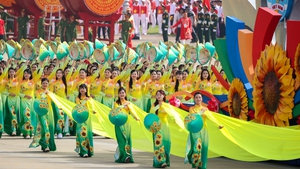 Chùm ảnh: Rạng rỡ khối quần chúng tham gia diễu hành tại A80