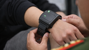 Giám sát điện tử đối với người chưa thành niên phạm tội 