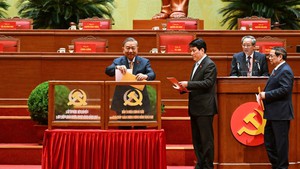 CHÙM ẢNH: Bỏ phiếu Bầu Ban Chấp hành Trung ương Đảng khóa XIV