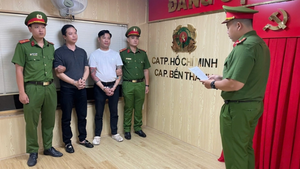 Bắt khẩn cấp người đàn ông đi xe Bentley đánh người giữa đường