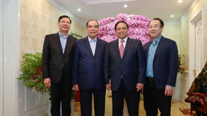 Thủ tướng thăm nguyên lãnh đạo Đảng, Nhà nước và dâng hương tưởng nhớ các đồng chí cố lãnh đạo