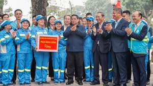 Thủ tướng thăm hỏi, động viên công nhân vệ sinh môi trường tại Thủ đô Hà Nội
