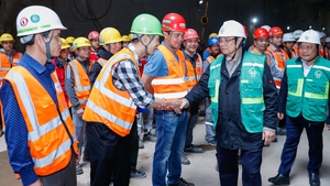 Tăng tốc hơn nữa để hoàn thành các mục tiêu trọng điểm dự án đường sắt