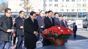 Thủ tướng dâng hoa tại Tượng đài Chủ tịch Hồ Chí Minh