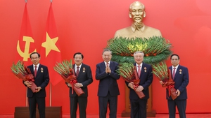 Trao Huân chương Quân công hạng nhất và Huy hiệu Đảng tặng các lãnh đạo, nguyên lãnh đạo