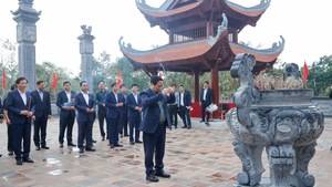 Thủ tướng dâng hương tưởng niệm Chủ tịch Hồ Chí Minh và các Anh hùng, liệt sĩ