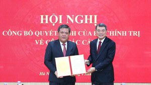 Đồng chí Lê Minh Hưng trao Quyết định của Bộ Chính trị chuẩn y đồng chí Trần Phong giữ chức Bí thư Tỉnh uỷ Khánh Hoà