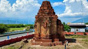 Lung linh tháp cổ Hòa Lai