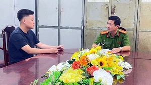 Tạm giữ hình sự nam thanh niên đánh hai cô gái trong đêm ở Hà Nội