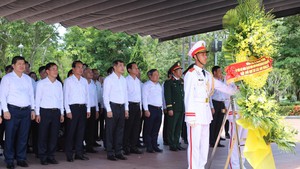 Thủ tướng Lê Minh Hưng dâng hương tại các 'địa chỉ đỏ' ở Quảng Trị